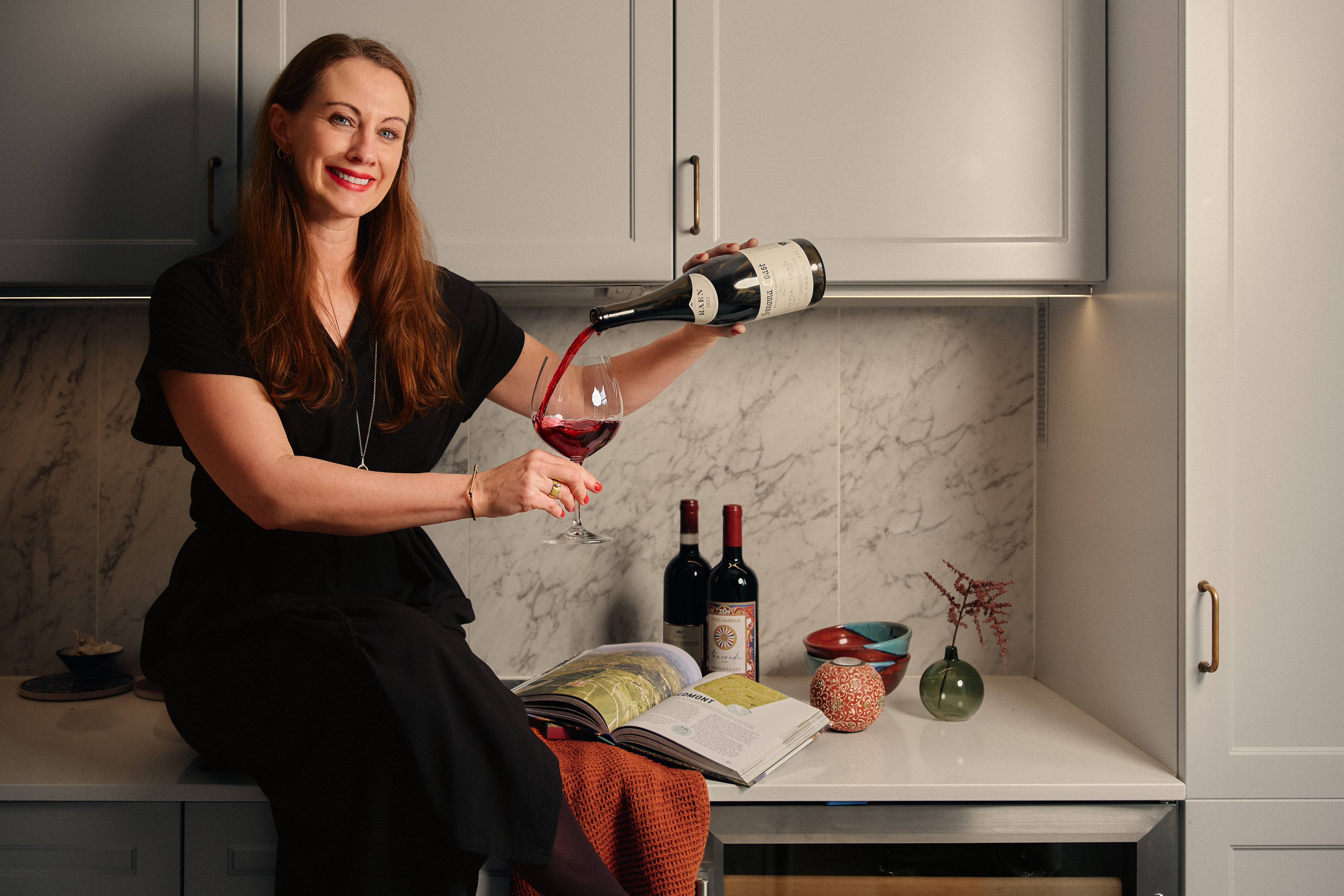 Camilla häller vin vid företagsevent