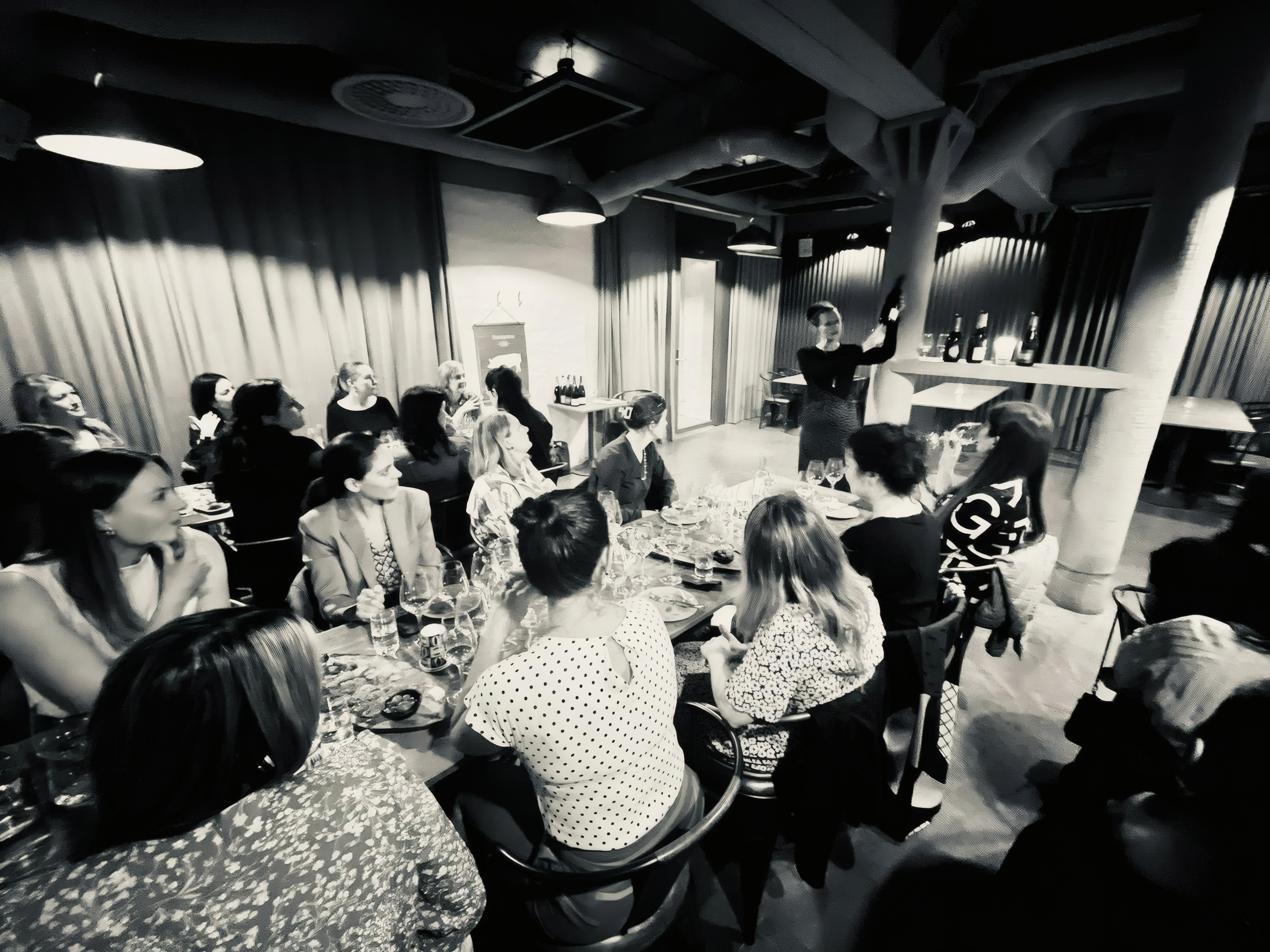 Vinprovning för företag - eventsalongen i svartvitt